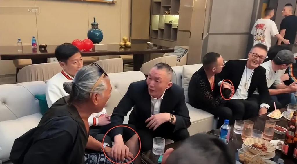 多位港星参加饭局！张耀扬敬酒懂规矩，吴启华喝到脸通红