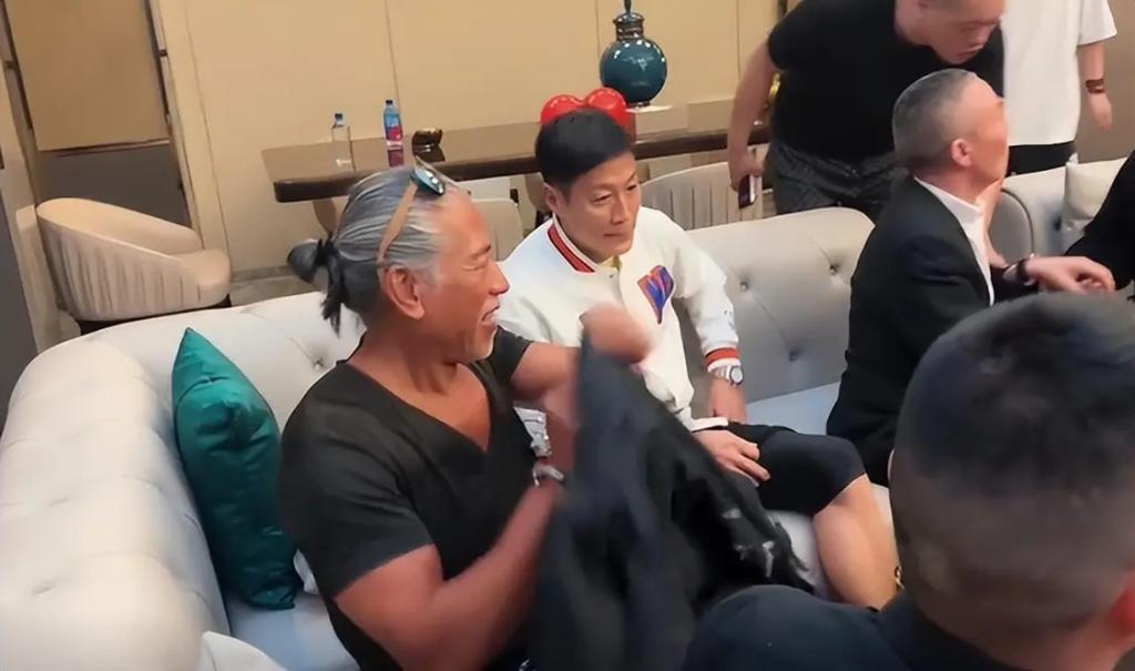 多位港星参加饭局！张耀扬敬酒懂规矩，吴启华喝到脸通红