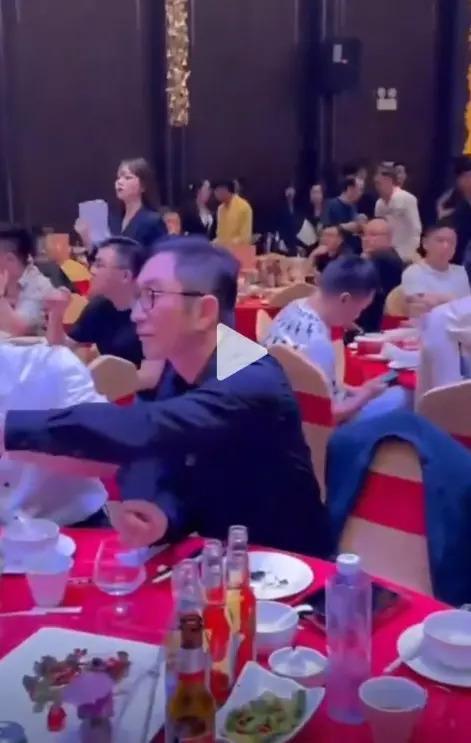 多位港星参加饭局！张耀扬敬酒懂规矩，吴启华喝到脸通红