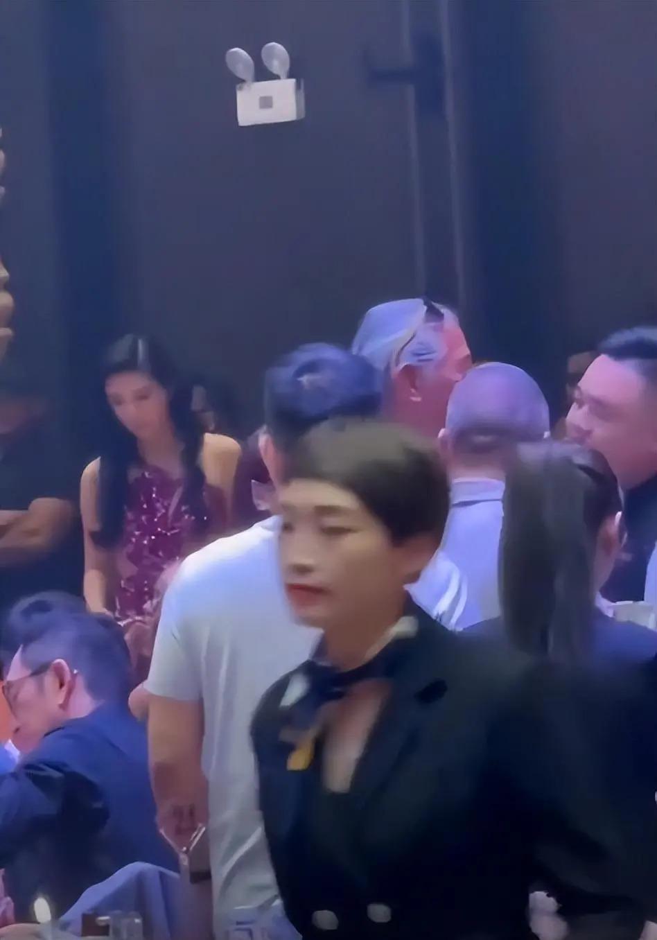 多位港星参加饭局！张耀扬敬酒懂规矩，吴启华喝到脸通红