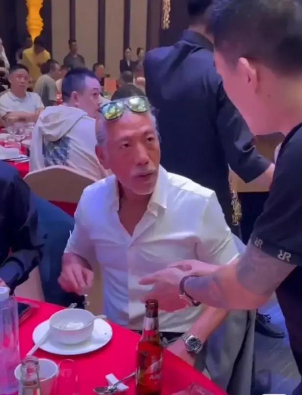 多位港星参加饭局！张耀扬敬酒懂规矩，吴启华喝到脸通红