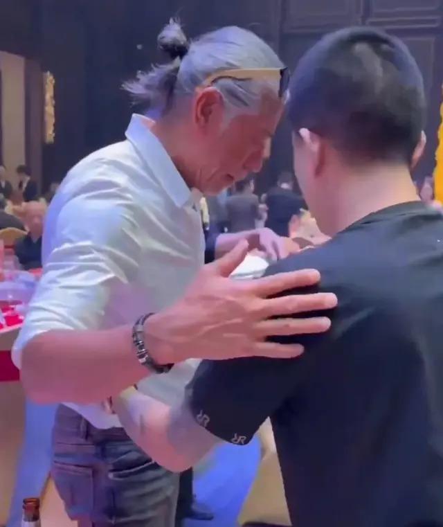 多位港星参加饭局！张耀扬敬酒懂规矩，吴启华喝到脸通红