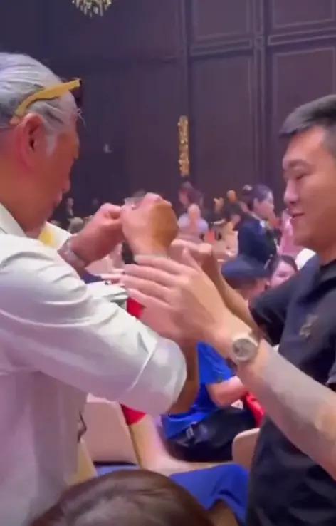 多位港星参加饭局！张耀扬敬酒懂规矩，吴启华喝到脸通红