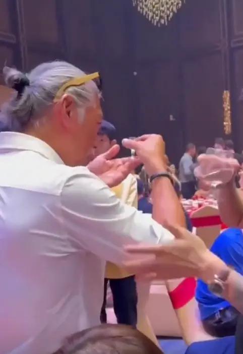 多位港星参加饭局！张耀扬敬酒懂规矩，吴启华喝到脸通红