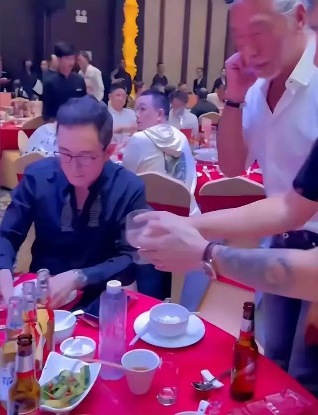 多位港星参加饭局！张耀扬敬酒懂规矩，吴启华喝到脸通红