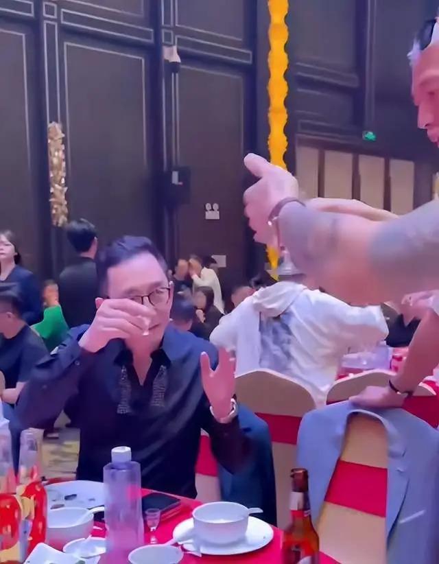 多位港星参加饭局！张耀扬敬酒懂规矩，吴启华喝到脸通红