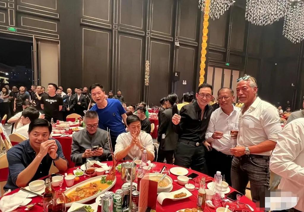 多位港星参加饭局！张耀扬敬酒懂规矩，吴启华喝到脸通红