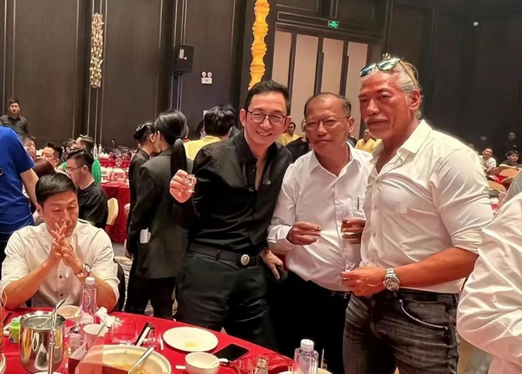 多位港星参加饭局！张耀扬敬酒懂规矩，吴启华喝到脸通红