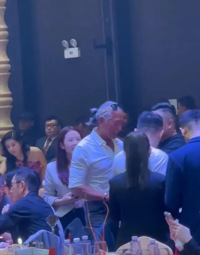 多位港星参加饭局！张耀扬敬酒懂规矩，吴启华喝到脸通红