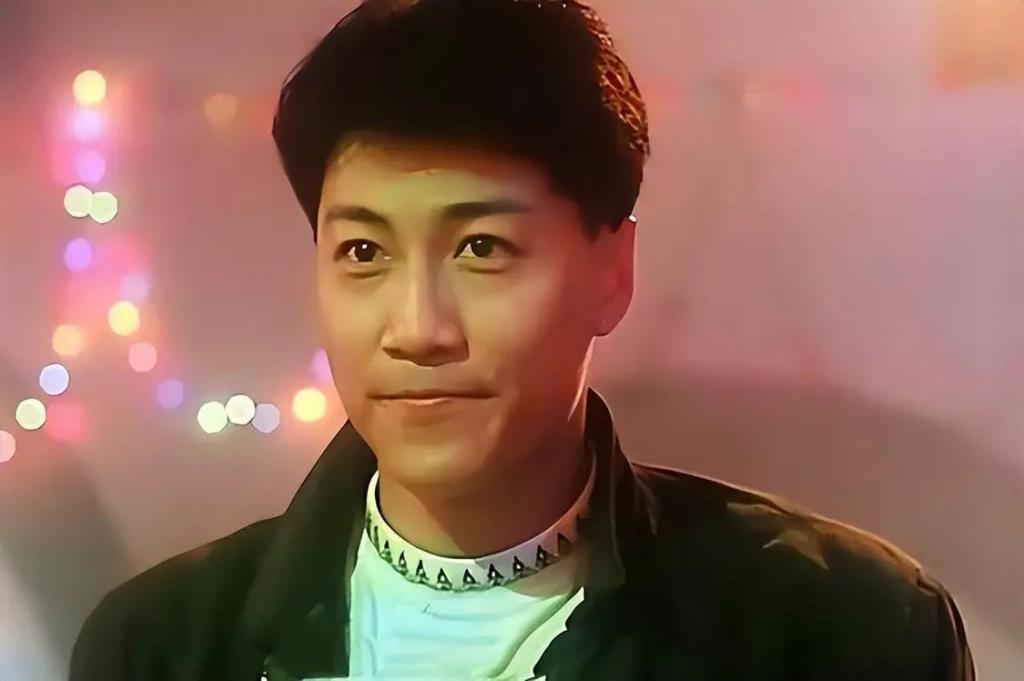 多位港星参加饭局！张耀扬敬酒懂规矩，吴启华喝到脸通红