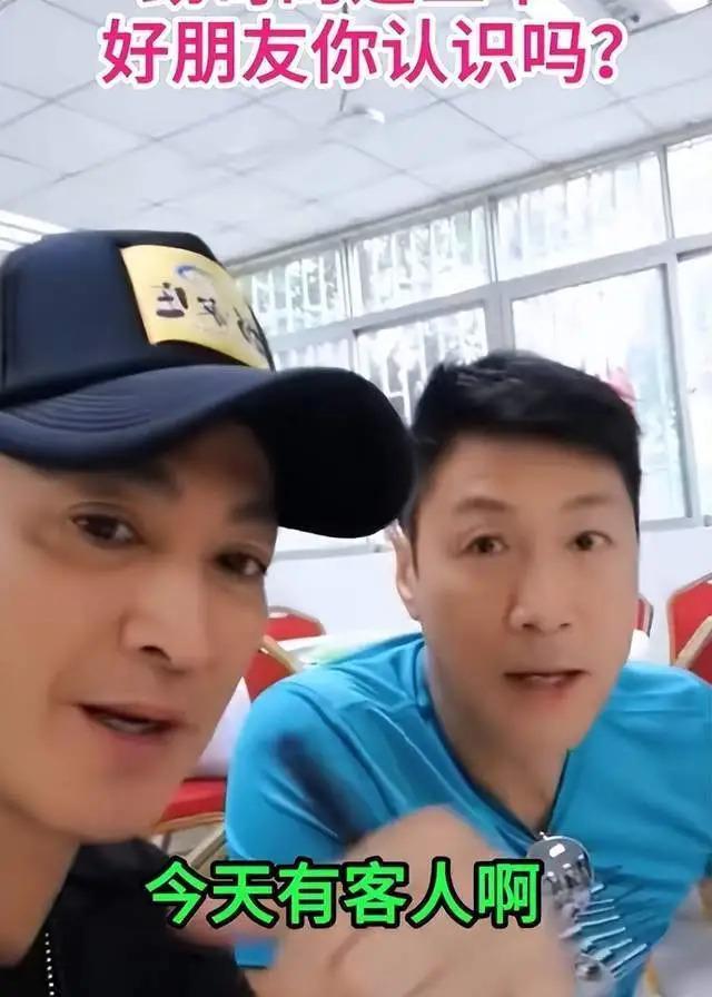 多位港星参加饭局！张耀扬敬酒懂规矩，吴启华喝到脸通红