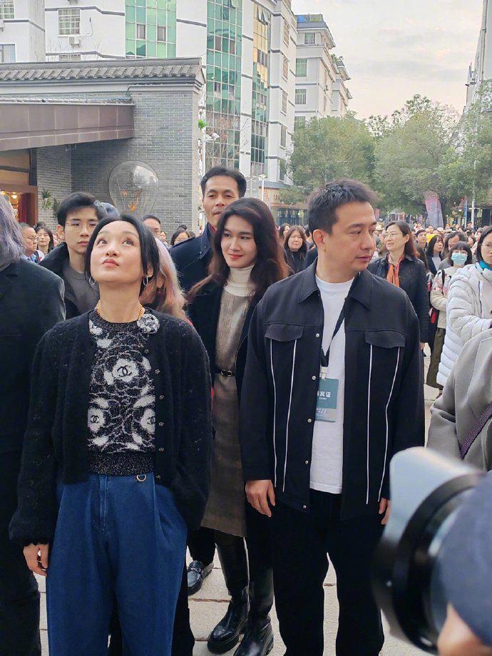 周迅汤唯黄磊久违同框 三人亮相戏剧小镇开幕式