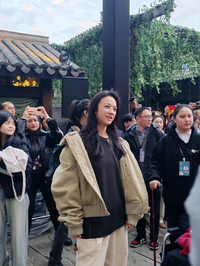 周迅汤唯黄磊久违同框 三人亮相戏剧小镇开幕式