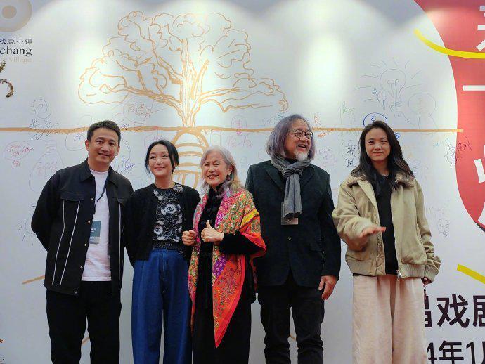周迅汤唯黄磊久违同框 三人亮相戏剧小镇开幕式
