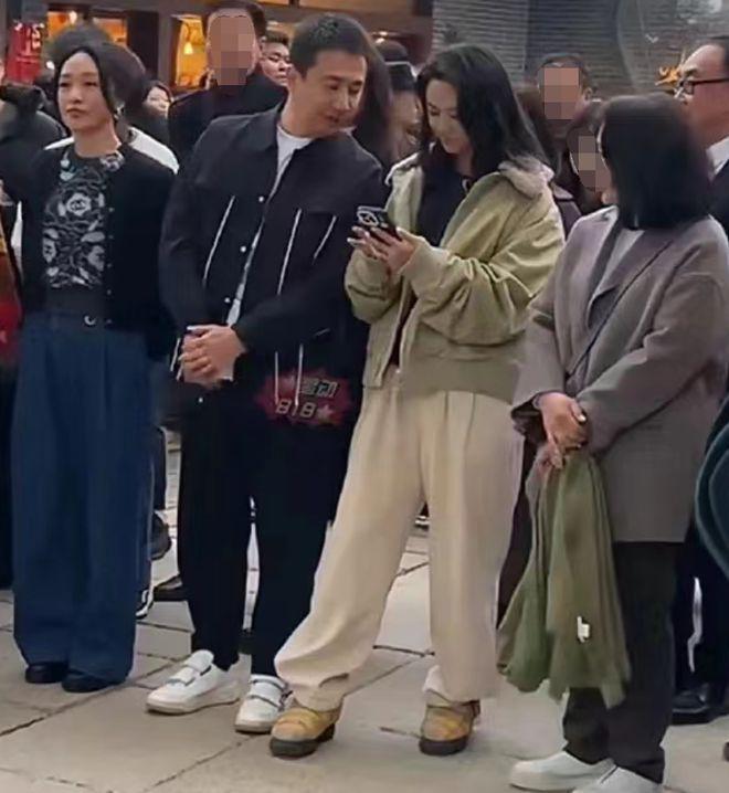 黄磊周迅亮相戏剧小镇，汤唯微笑甜美状态佳，与粉丝打招呼
