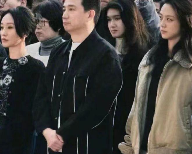 黄磊周迅亮相戏剧小镇，汤唯微笑甜美状态佳，与粉丝打招呼