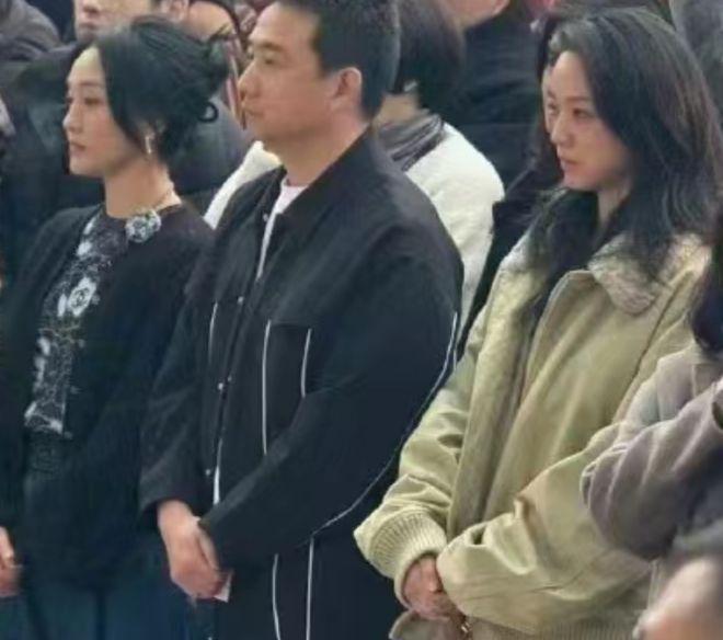 黄磊周迅亮相戏剧小镇，汤唯微笑甜美状态佳，与粉丝打招呼