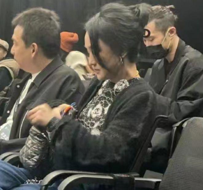 黄磊周迅亮相戏剧小镇，汤唯微笑甜美状态佳，与粉丝打招呼