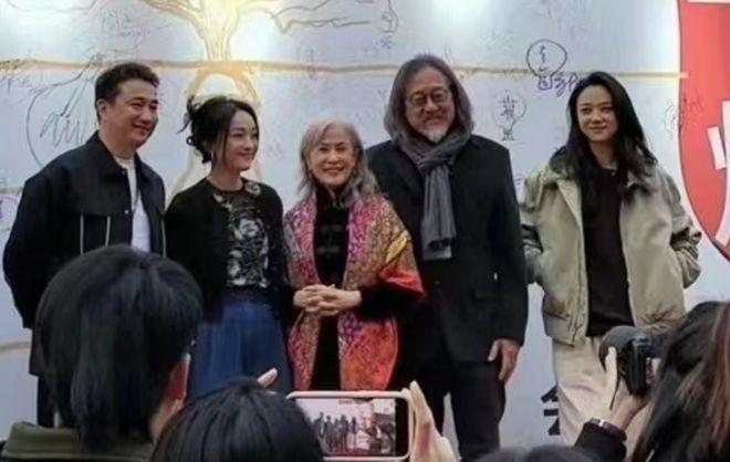 黄磊周迅亮相戏剧小镇，汤唯微笑甜美状态佳，与粉丝打招呼