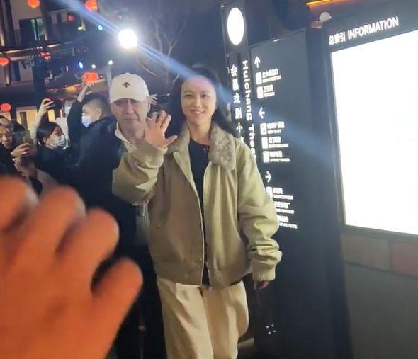 黄磊周迅亮相戏剧小镇，汤唯微笑甜美状态佳，与粉丝打招呼