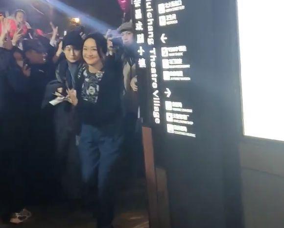 黄磊周迅亮相戏剧小镇，汤唯微笑甜美状态佳，与粉丝打招呼