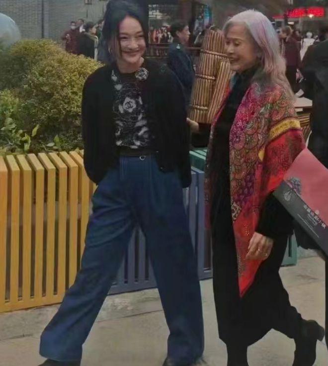 黄磊周迅亮相戏剧小镇，汤唯微笑甜美状态佳，与粉丝打招呼
