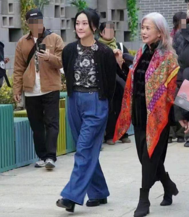 黄磊周迅亮相戏剧小镇，汤唯微笑甜美状态佳，与粉丝打招呼