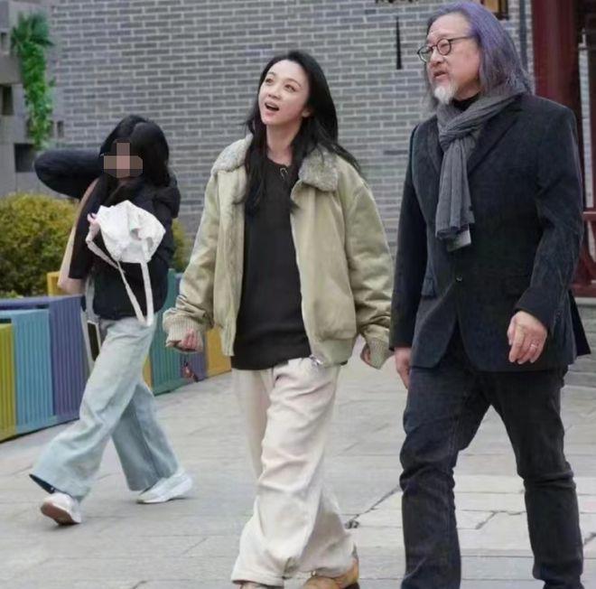 黄磊周迅亮相戏剧小镇，汤唯微笑甜美状态佳，与粉丝打招呼