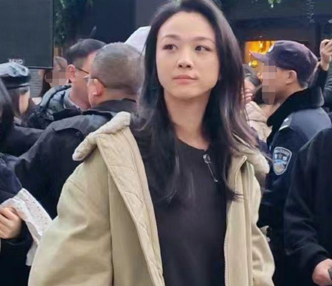 黄磊周迅亮相戏剧小镇，汤唯微笑甜美状态佳，与粉丝打招呼