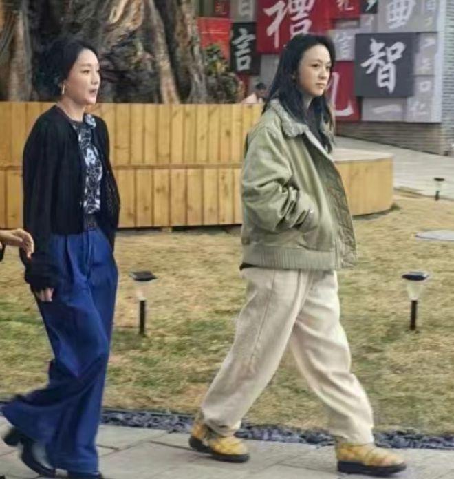 黄磊周迅亮相戏剧小镇，汤唯微笑甜美状态佳，与粉丝打招呼