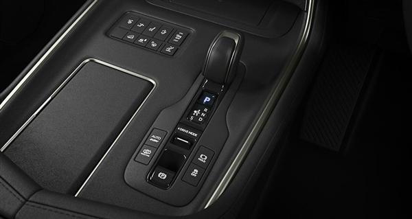 日本VS英国！丰田世极SUV、劳斯莱斯库里南同框：气场不输