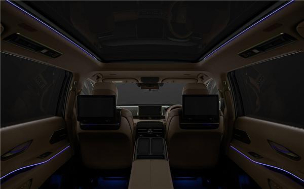 日本VS英国！丰田世极SUV、劳斯莱斯库里南同框：气场不输