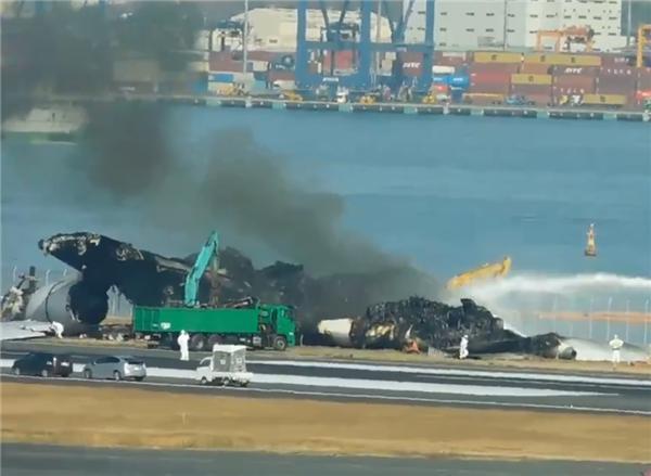 致5死1重伤 日本撞毁客机清理过程中又冒烟起火：消防车紧急救援