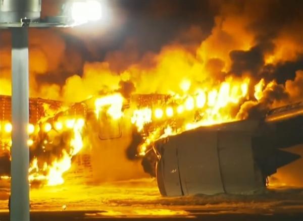 致5死1重伤 日本撞毁客机清理过程中又冒烟起火：消防车紧急救援