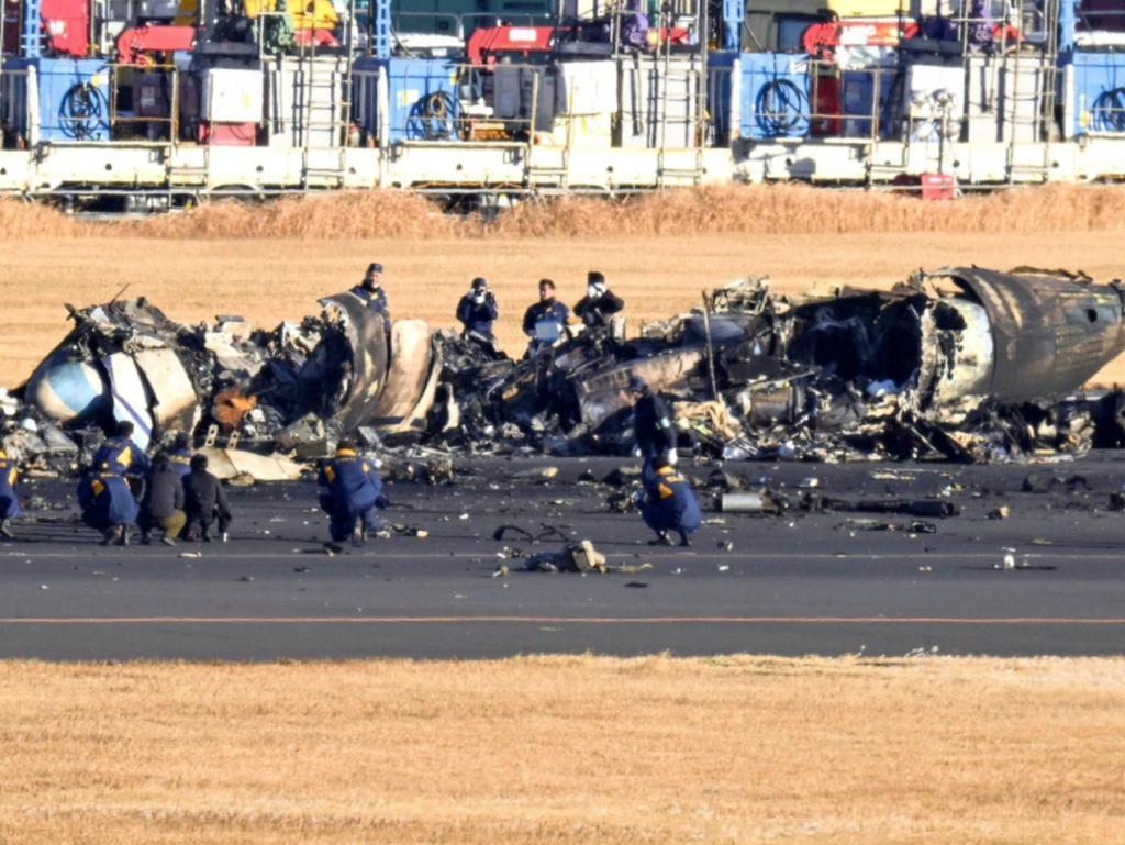 日本羽田机场清理飞机残骸 计划下周一重开跑道