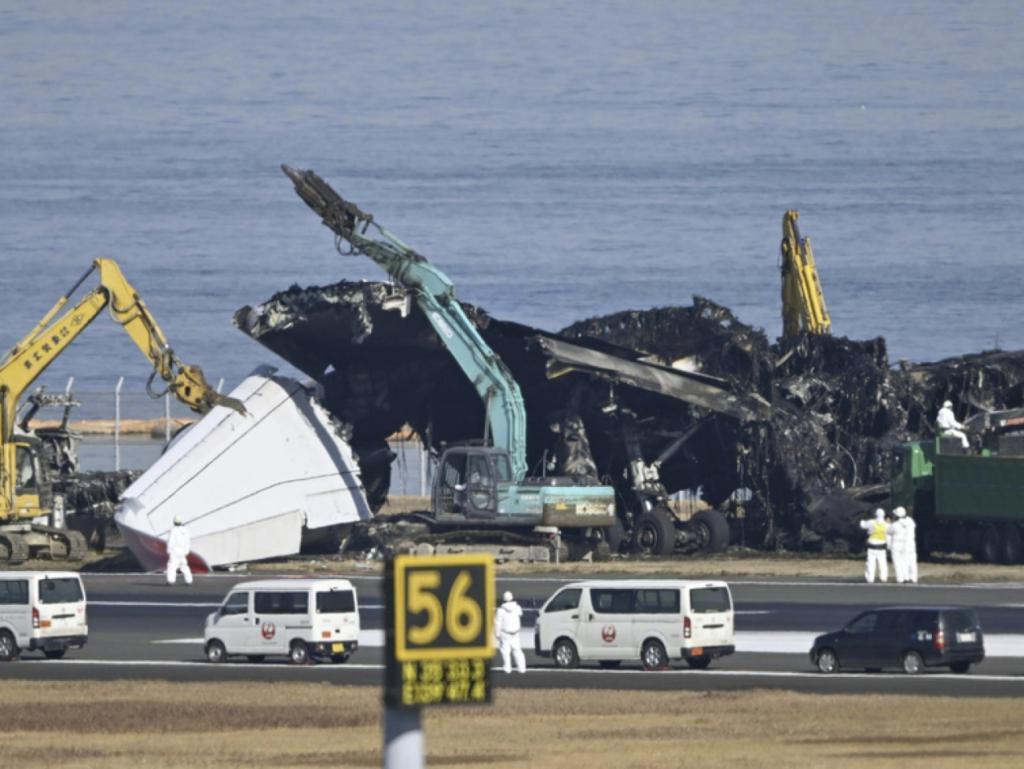 日本羽田机场清理飞机残骸 计划下周一重开跑道