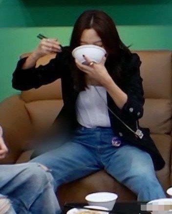 秦岚竟当众亲吻她？网友：魏大勋你要没女朋友喽！