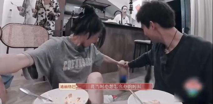 秦岚竟当众亲吻她？网友：魏大勋你要没女朋友喽！