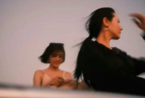 秦岚竟当众亲吻她？网友：魏大勋你要没女朋友喽！