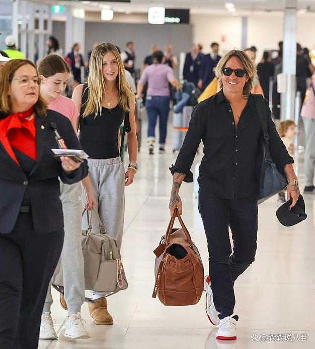 妮可·基德曼两个女儿走机场，肤白貌美亭亭玉立，老父亲乐坏了