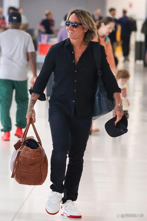 妮可·基德曼两个女儿走机场，肤白貌美亭亭玉立，老父亲乐坏了