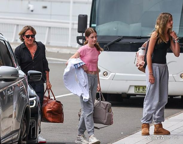 妮可·基德曼两个女儿走机场，肤白貌美亭亭玉立，老父亲乐坏了