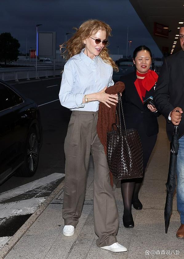 妮可·基德曼两个女儿走机场，肤白貌美亭亭玉立，老父亲乐坏了