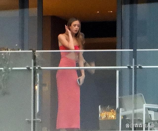 妮可·基德曼两个女儿走机场，肤白貌美亭亭玉立，老父亲乐坏了