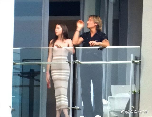 妮可·基德曼两个女儿走机场，肤白貌美亭亭玉立，老父亲乐坏了