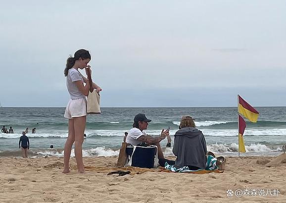 妮可·基德曼两个女儿走机场，肤白貌美亭亭玉立，老父亲乐坏了