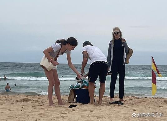 妮可·基德曼两个女儿走机场，肤白貌美亭亭玉立，老父亲乐坏了