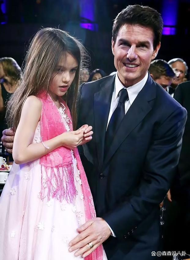 妮可·基德曼两个女儿走机场，肤白貌美亭亭玉立，老父亲乐坏了