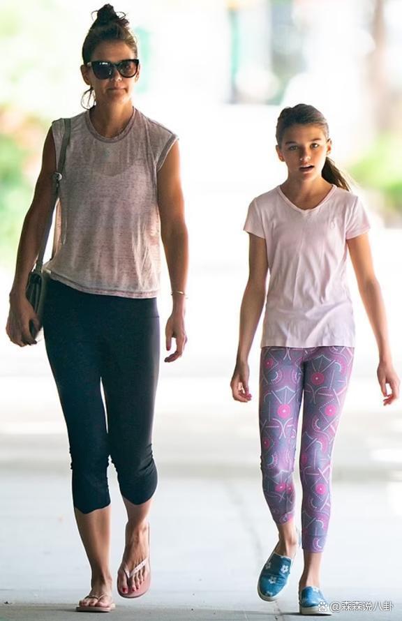 妮可·基德曼两个女儿走机场，肤白貌美亭亭玉立，老父亲乐坏了