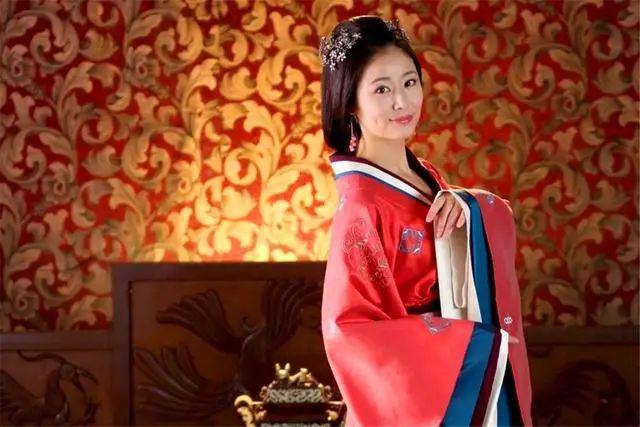 粉色娇嫩，你几岁了？喜欢演少女的林心如，被村民一句话打脸